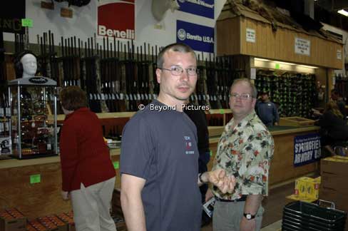 Heiko und Tim im größten Sportgeschäft Anchorages