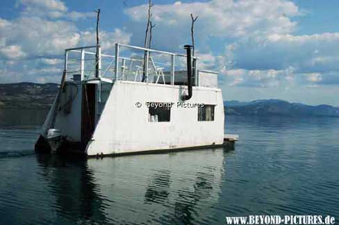 Wir werden von Jo Bendtfeld mit seinem Hausboot auf den See geschleppt