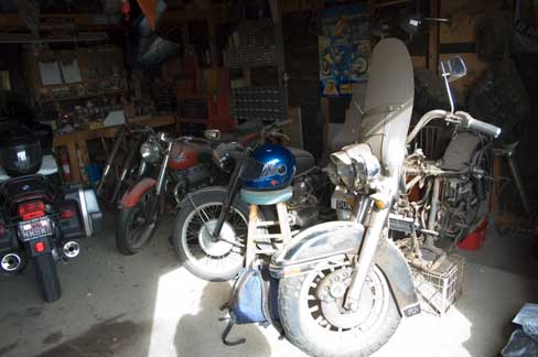 Karens BMW R 80 (1985), Ariel SG 4 (1953), ??? und eine Harley Davidson 1200 FIH (1978)